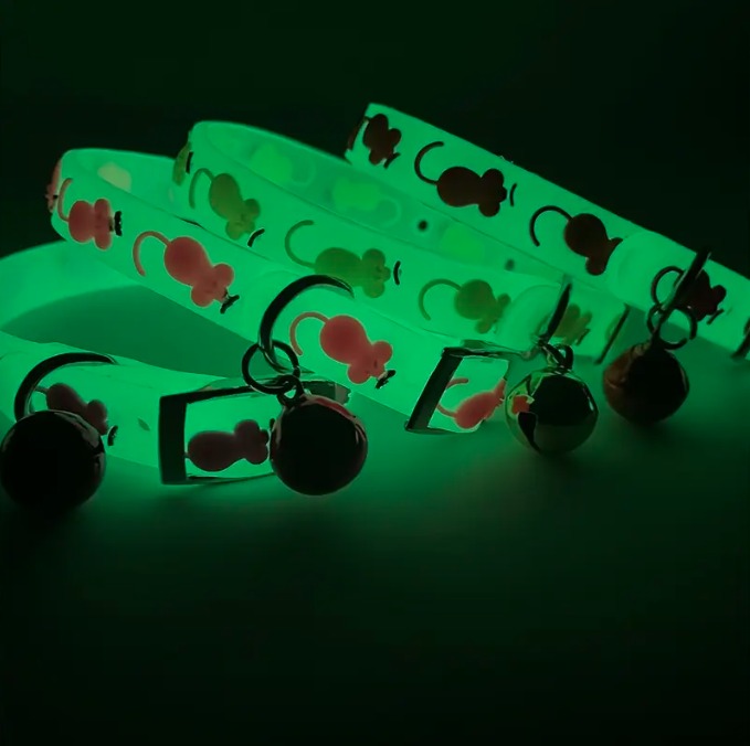 COLLIER LUMINEUX EN FORME DE CLOCHE COLLIER LUMINEUX EN FORME DE CLOCHE