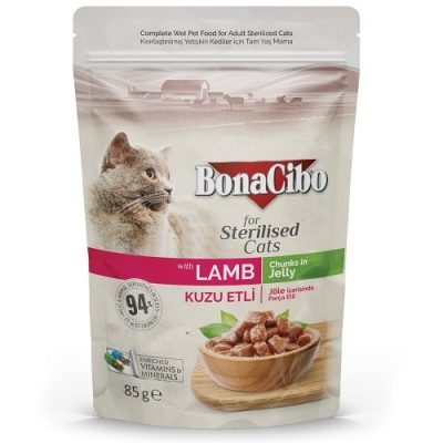 Aliment complet humide à l’agneau pour chat adulte stérilisé- Morceaux en gelée Composition: viande et sous-produits de viande en morceaux (78% dont 4% de viande d’agneau), céréales, extraits de protéines végétales, substances minérales, sous-produits d’origine végétale (pulpe de betterave sucrière), huiles et graisses (huile de saumon). Constituants analytiques: humidité 82%, protéines brutes 8,5%, matières grasses brutes 4%, cendres brutes 1,5%, cellulose brute 0,5%, acides gras oméga 6 0,2%, acides gras oméga 3 0,1%. Additifs nutritionnels (/kg): vitamine D3 233 IU, vitamine E 18,67 mg, vitamine K3 0,09 mg, vitamine B1 1,17 mg, vitamine B5 1,17 mg, acide folique 0,26 mg, taurine 544,83 mg, choline 1,3 g, sulfate de manganèse monohydraté 2 mg, sulfate de cuivre penta-hydraté 0,5 mg, sulfate de zinc 16,5 mg, iode 0,33 mg. Mode d’emploi: le produit est prêt à l’emploi à température ambiante. Veillez à toujours laisser un bol d’eau fraîche à disposition de l’animal..